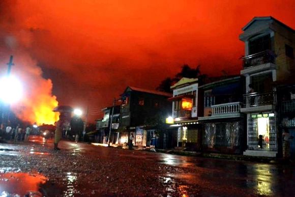 Brennende Häuser der Rohingya in Burma, Juni 2012